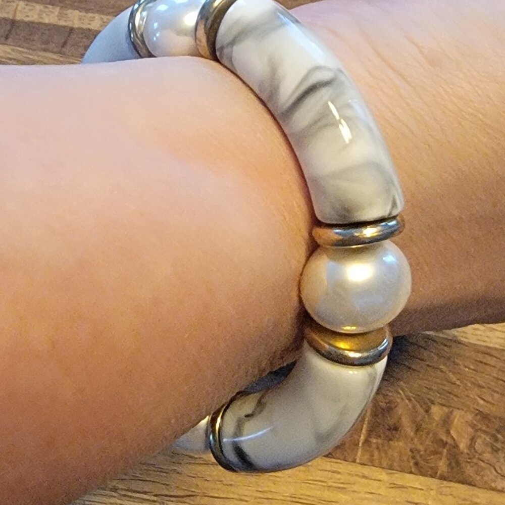 Meghan Browne Style Lotti White Chunky Resin Bead Stretch Bracelet - Picture 3 of 13